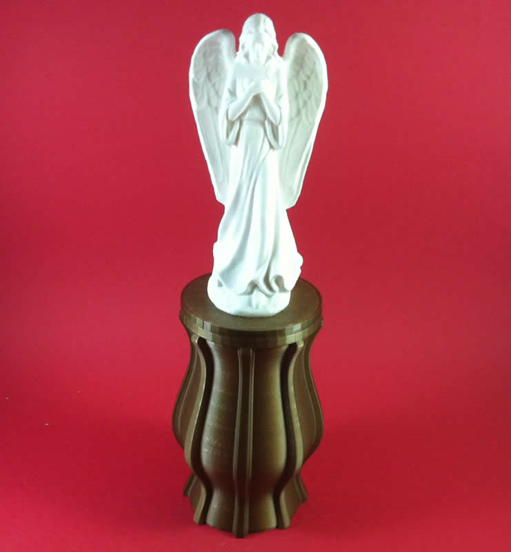 Άγαλμα Αγγέλου σε καντήλι σιδηρούν χρυσό