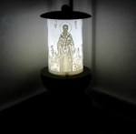 ΗΛΕΚΤΡΙΚΟ ΚΑΝΤΗΛΙ ΜΕ ΤΟΝ ΑΓΙΟ ΜΟΔΕΣΤΟ ΜΙΚΡΟ